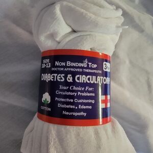 Non-Binding White Casual Socks for Circulatory Comfort